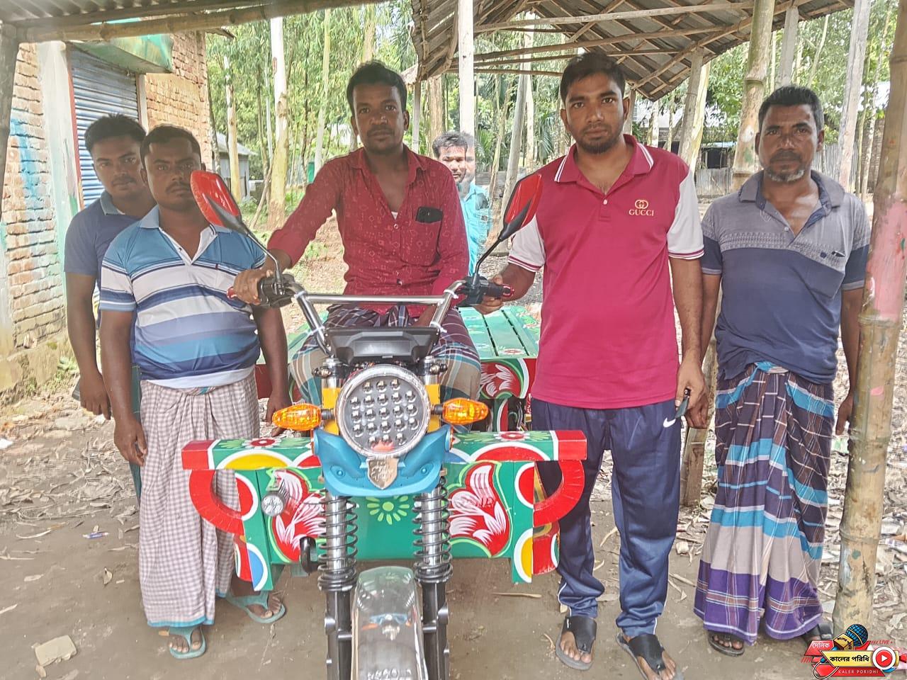 শ্রীবরদীর সিংগাবরুনায় হতদরিদ্র ভ্যান চালক বখতিয়ারের মুখে হাসি ফুটালেন সমাজকর্মী বিপ্লব