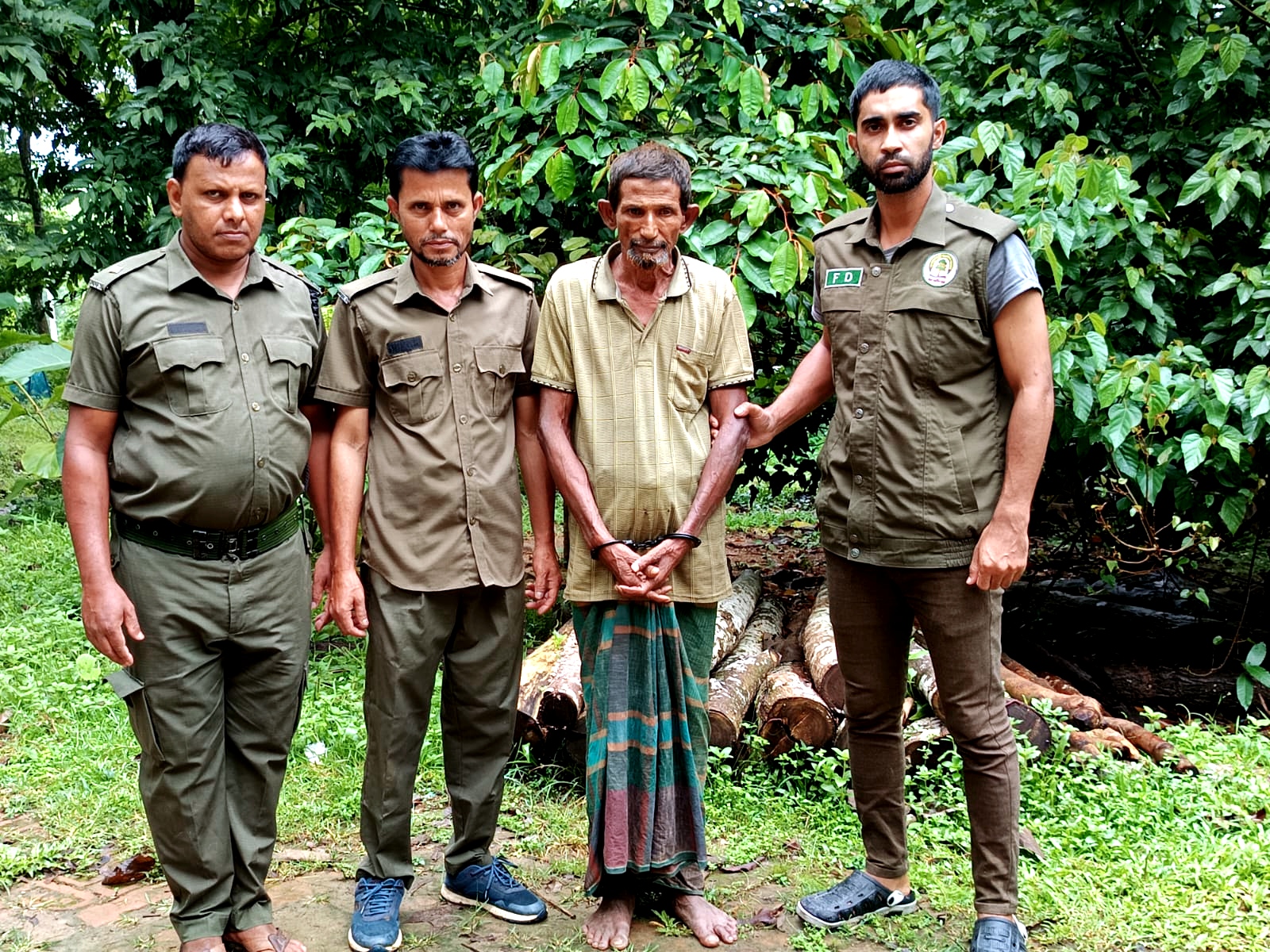 শ্রীবরদী সীমান্তে বন বিভাগের অভিযানে বনদস্যুর দলের এক সদস্য আটক