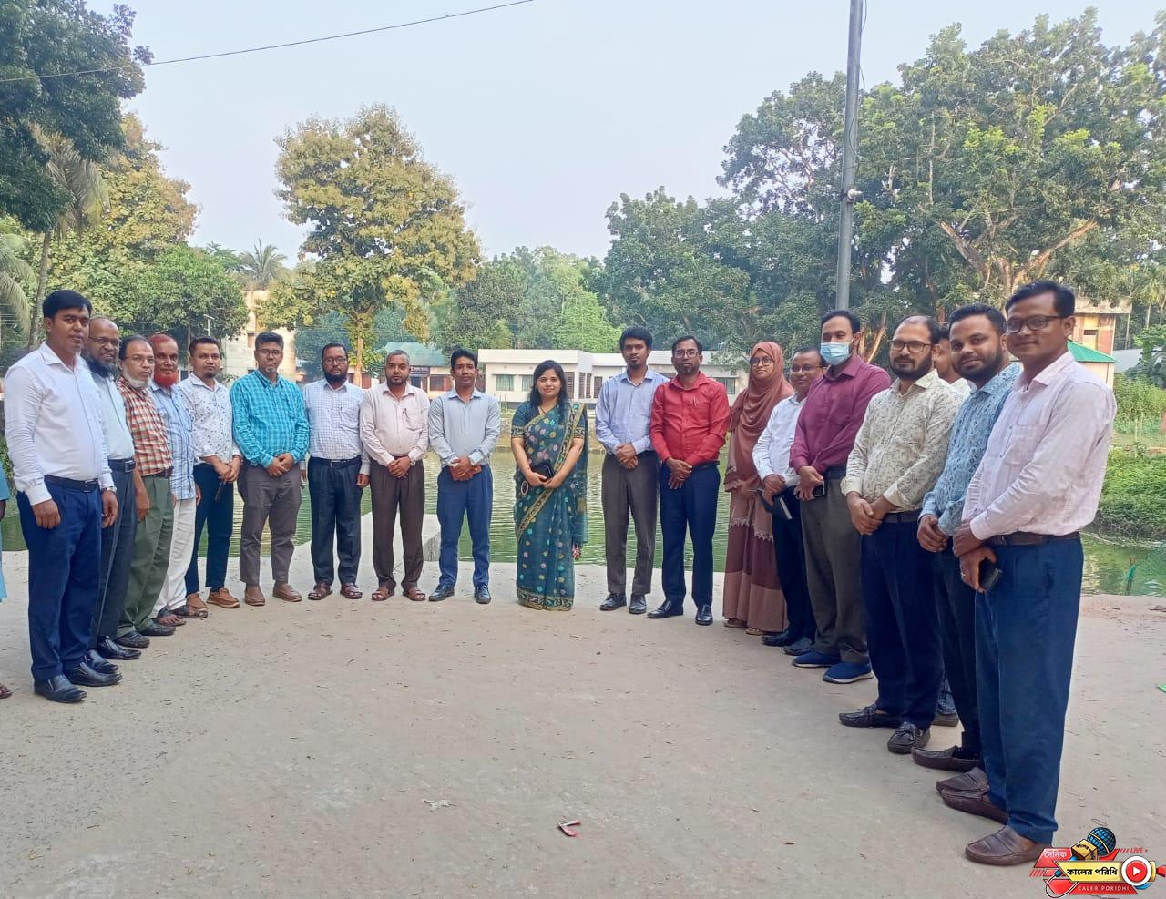 শ্রীবরদীতে নবাগত ইউএনও কে অফিসার্স ক্লাবের পক্ষ ফুল দিয়ে বরণ