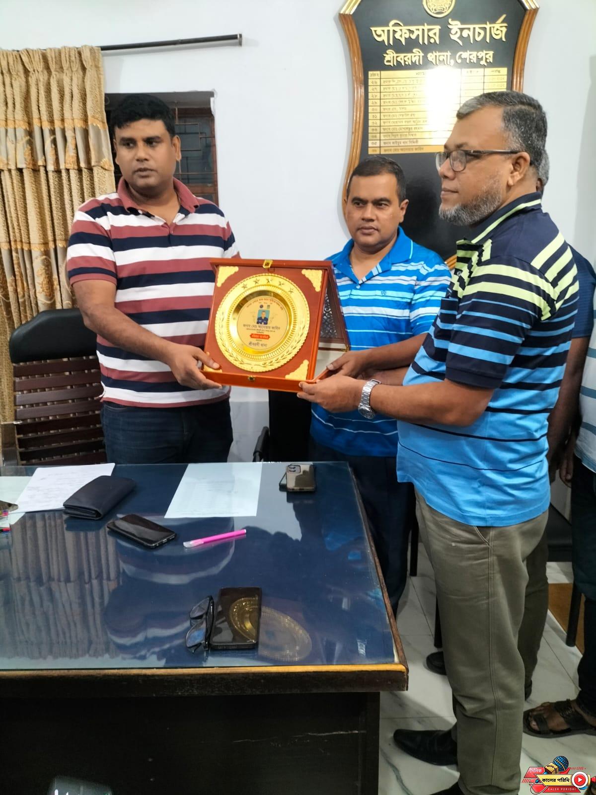 শ্রীবরদী থানার ওসি আনোয়ার জাহিদকে বিদায়ী সংবর্ধনা প্রদান