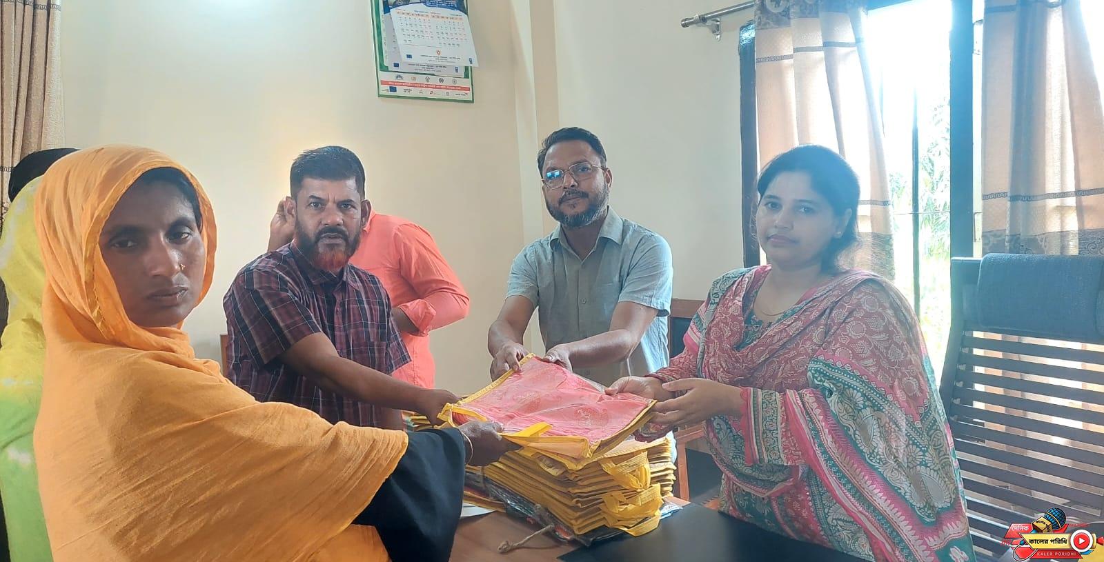 শ্রীবরদীতে প্রধানমন্ত্রী তারেক রহমানের পক্ষ থেকে ৪ শত নারীর মাঝে শাড়ি বিতরণ